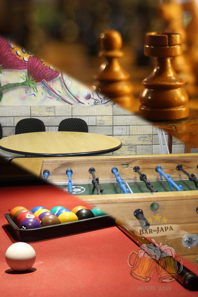 Mesa de sinuca com amigos jogando